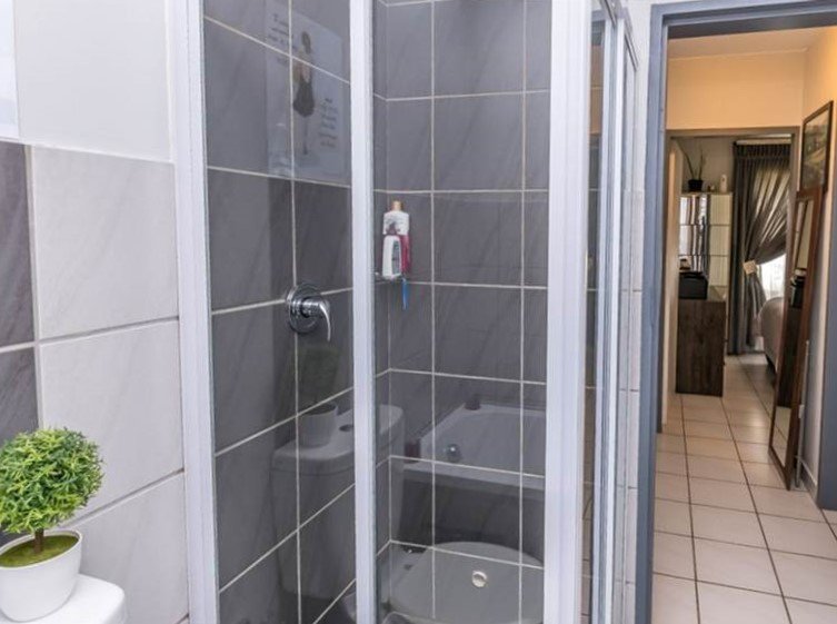 2 Bedroom Property for Sale in Rooihuiskraal North Gauteng