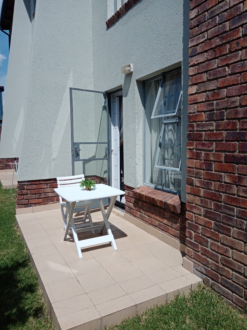 2 Bedroom Property for Sale in Rooihuiskraal North Gauteng
