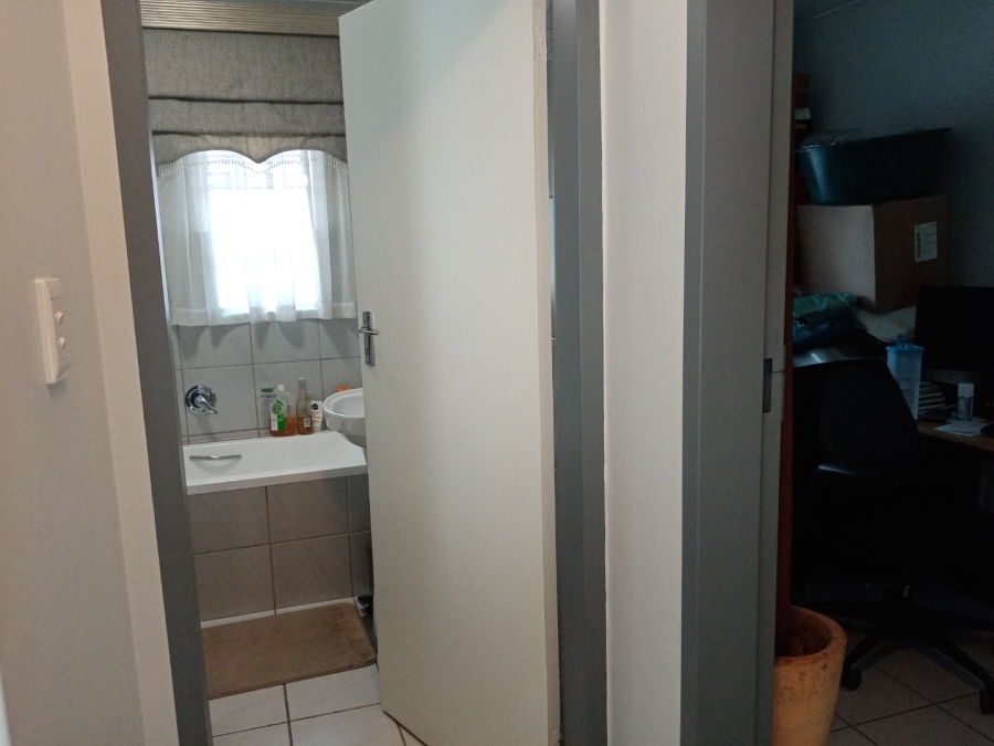 2 Bedroom Property for Sale in Rooihuiskraal North Gauteng