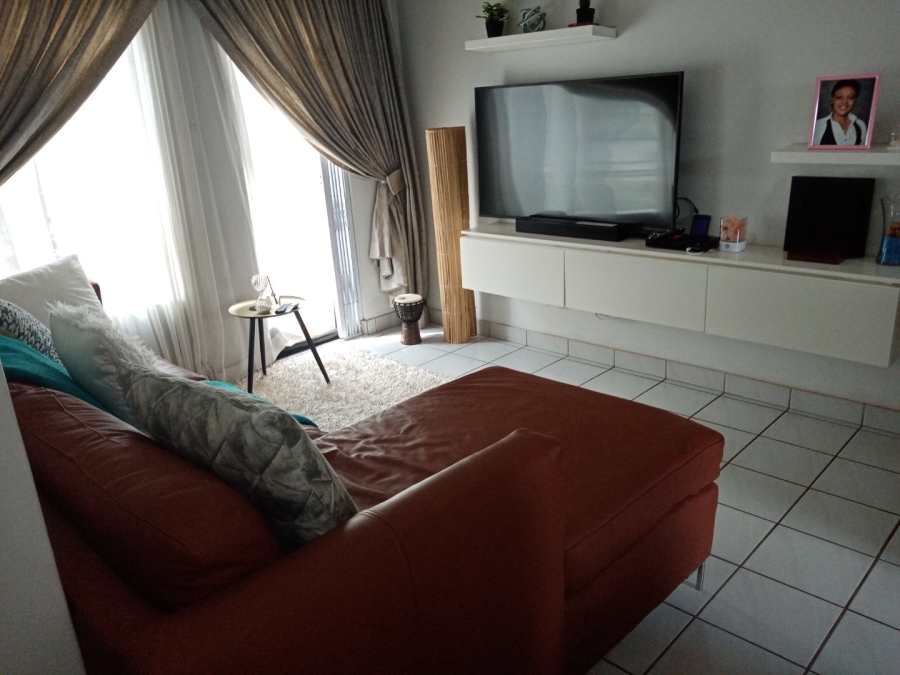 2 Bedroom Property for Sale in Rooihuiskraal North Gauteng