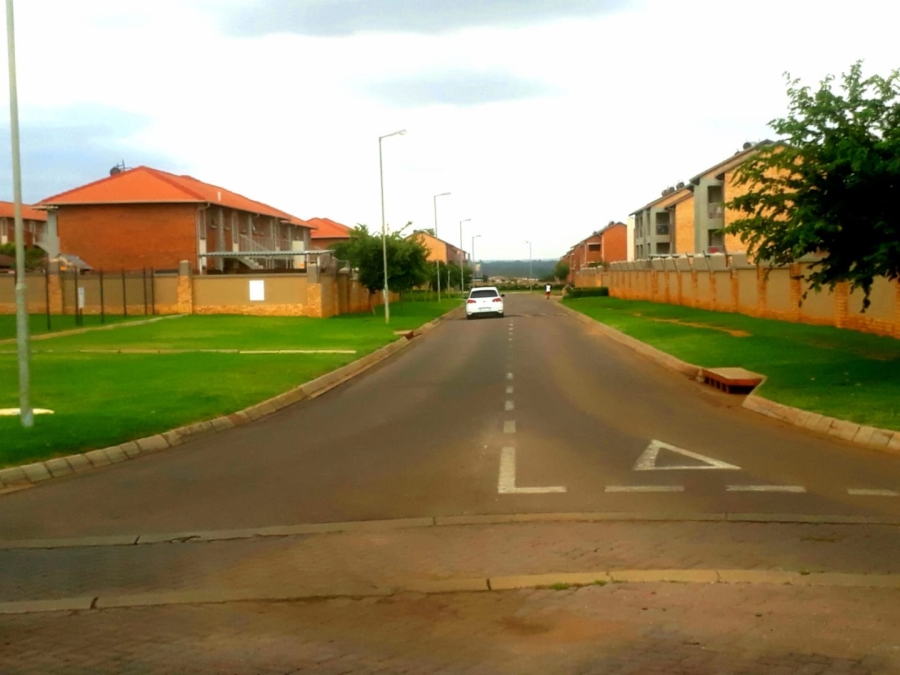 2 Bedroom Property for Sale in Monavoni Gauteng