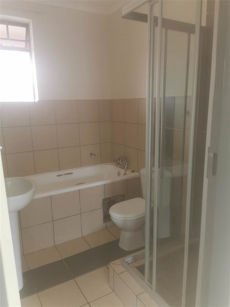 2 Bedroom Property for Sale in Rooihuiskraal North Gauteng