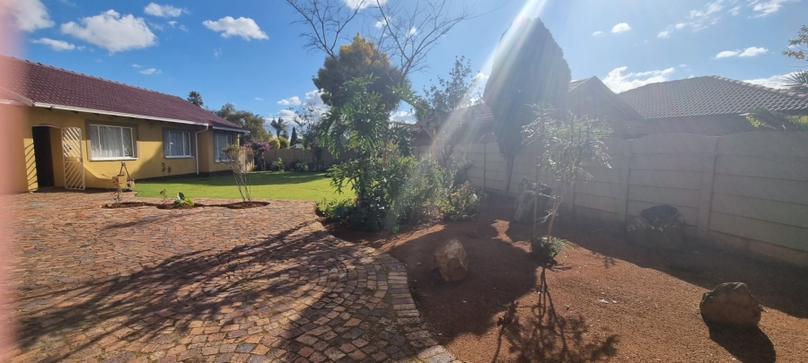 To Let 3 Bedroom Property for Rent in Crystal Park Gauteng