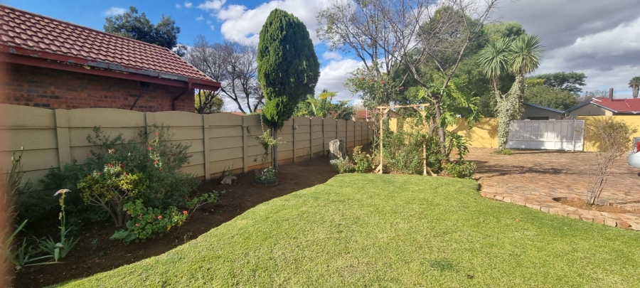 To Let 3 Bedroom Property for Rent in Crystal Park Gauteng