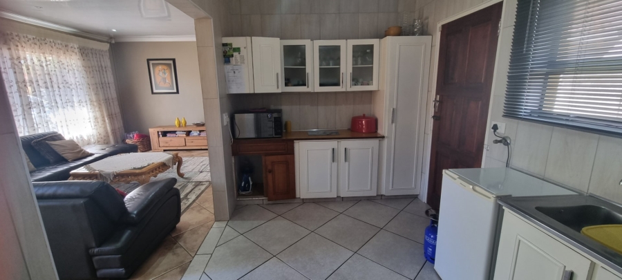 To Let 3 Bedroom Property for Rent in Crystal Park Gauteng