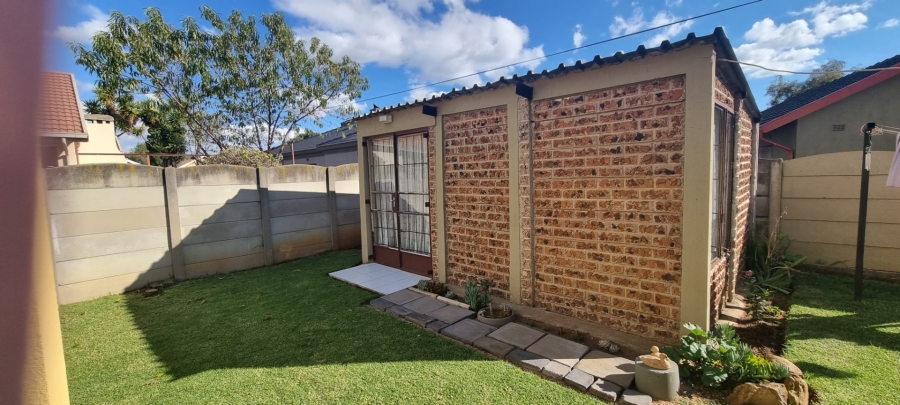 To Let 3 Bedroom Property for Rent in Crystal Park Gauteng