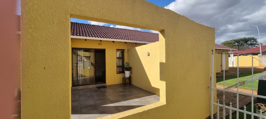 To Let 3 Bedroom Property for Rent in Crystal Park Gauteng