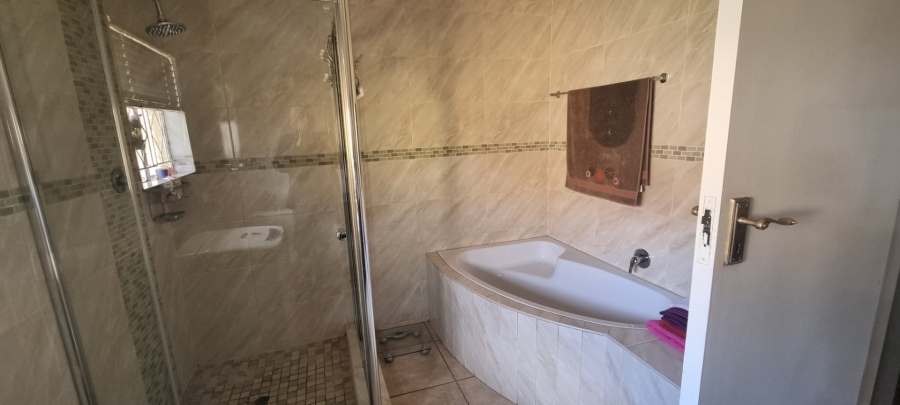 To Let 3 Bedroom Property for Rent in Crystal Park Gauteng