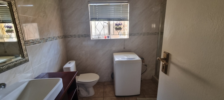 To Let 3 Bedroom Property for Rent in Crystal Park Gauteng