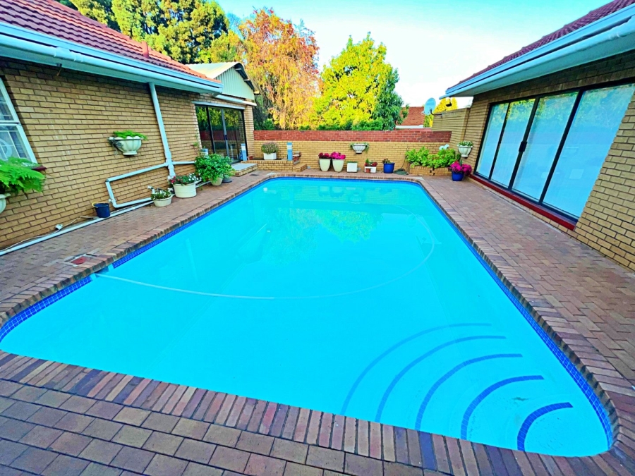 5 Bedroom Property for Sale in Eldoraigne Gauteng