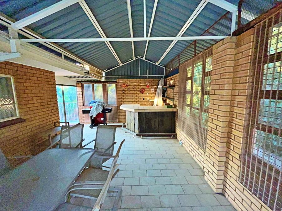 5 Bedroom Property for Sale in Eldoraigne Gauteng