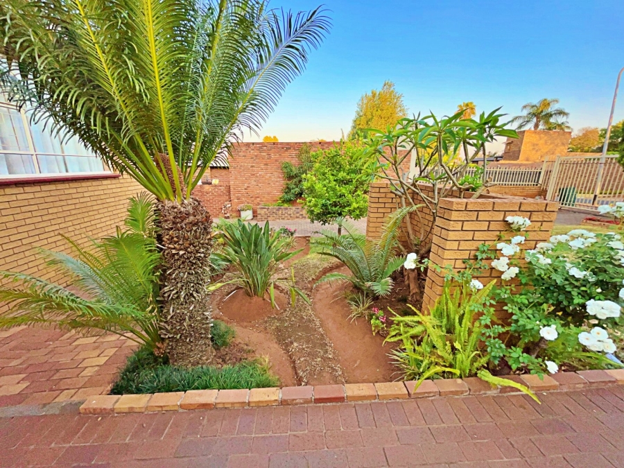 5 Bedroom Property for Sale in Eldoraigne Gauteng