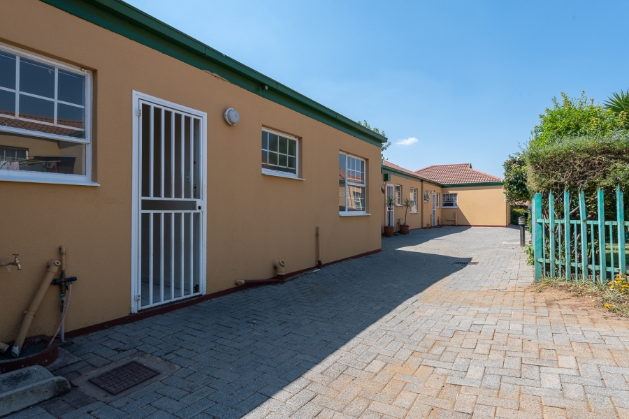 2 Bedroom Property for Sale in Linmeyer Gauteng