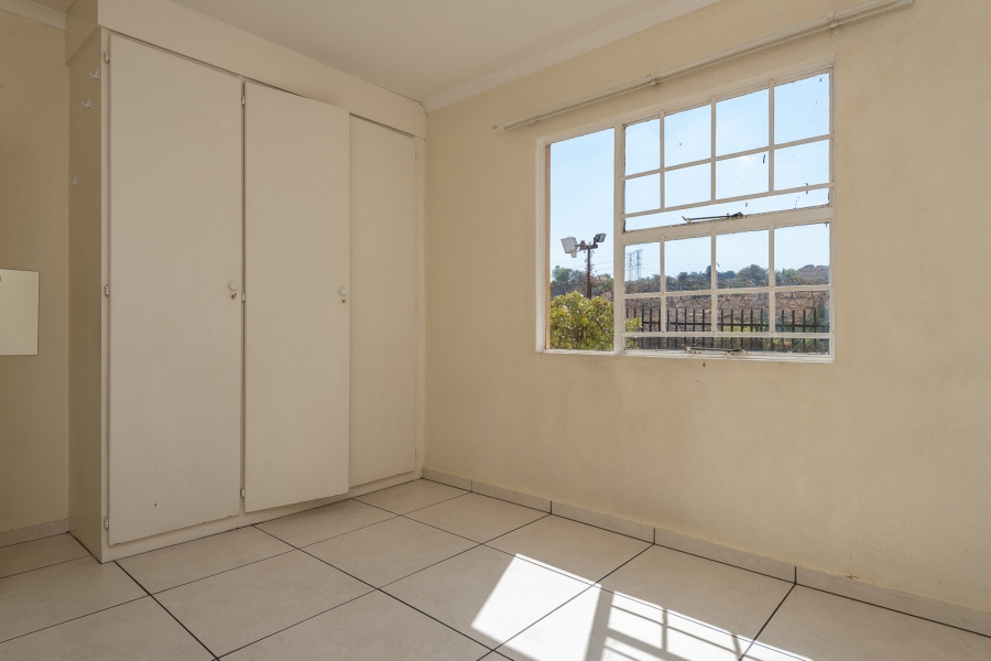 2 Bedroom Property for Sale in Linmeyer Gauteng