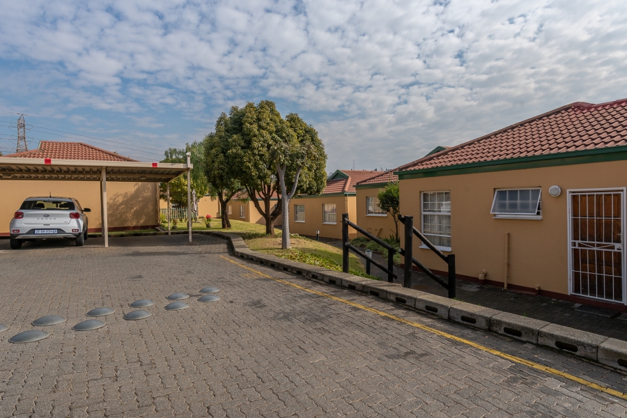 2 Bedroom Property for Sale in Linmeyer Gauteng