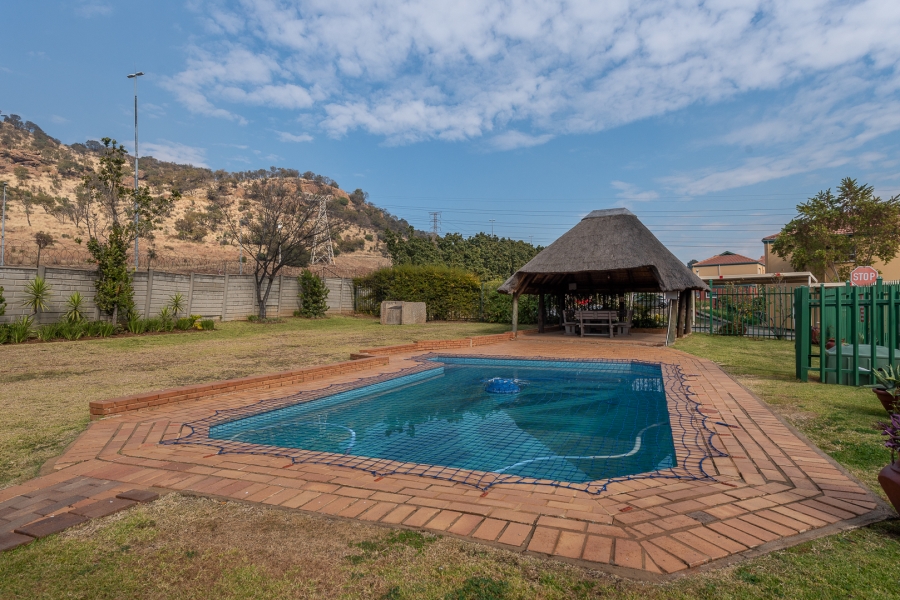2 Bedroom Property for Sale in Linmeyer Gauteng