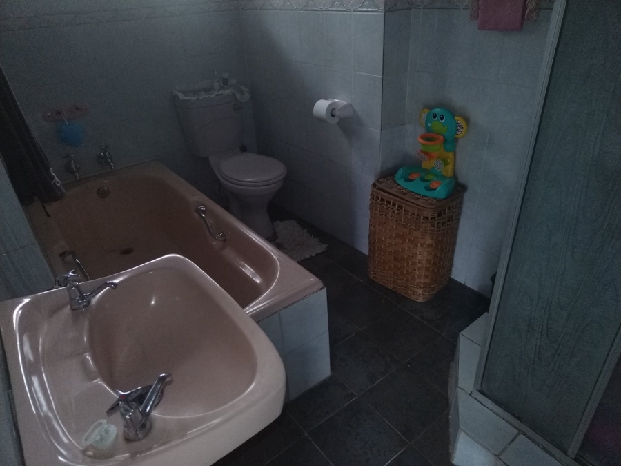 4 Bedroom Property for Sale in Lamontpark Gauteng