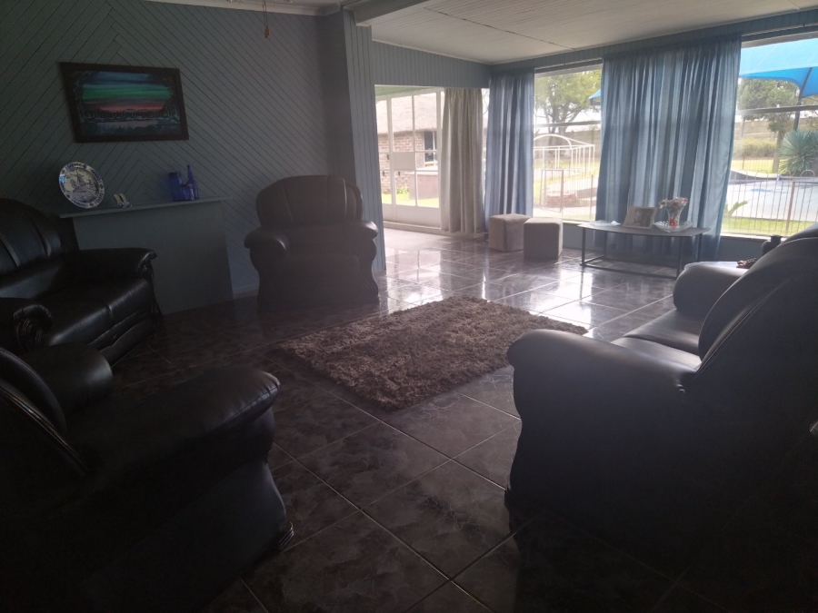 4 Bedroom Property for Sale in Lamontpark Gauteng