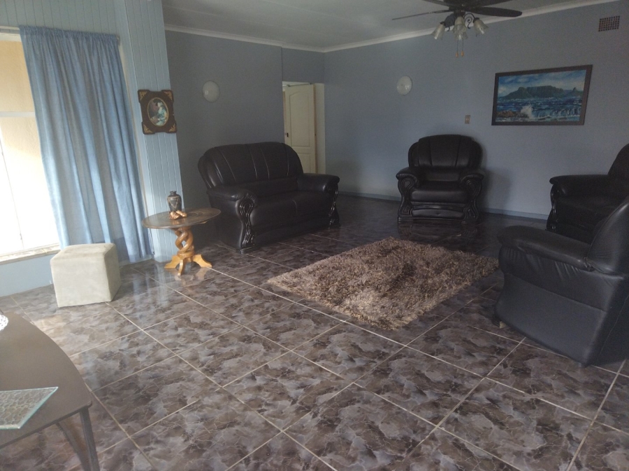 4 Bedroom Property for Sale in Lamontpark Gauteng