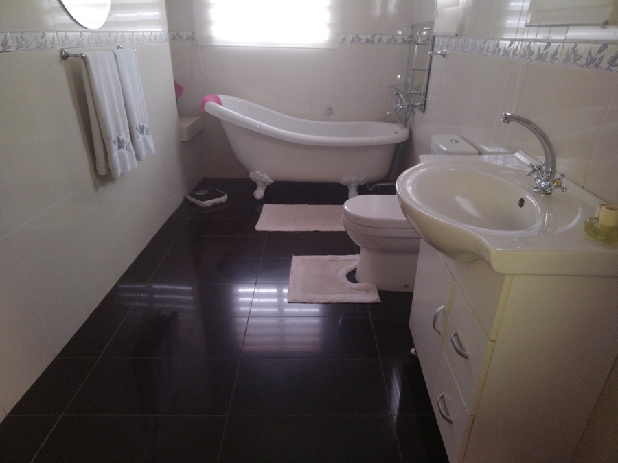 4 Bedroom Property for Sale in Lamontpark Gauteng