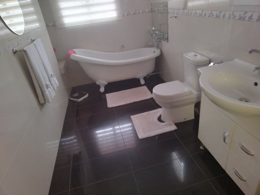 4 Bedroom Property for Sale in Lamontpark Gauteng