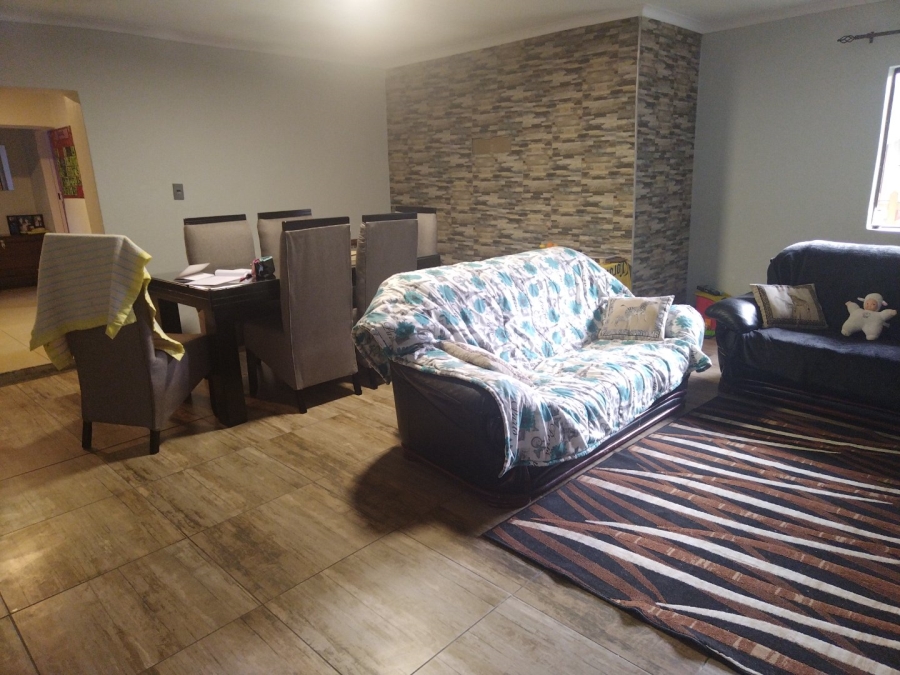 4 Bedroom Property for Sale in Lamontpark Gauteng