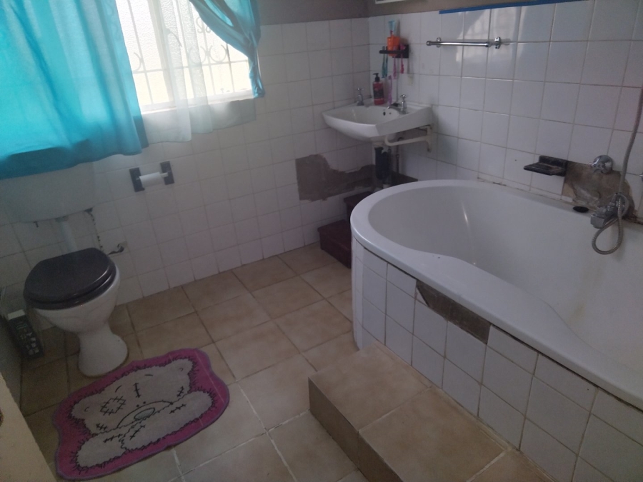 4 Bedroom Property for Sale in Lamontpark Gauteng