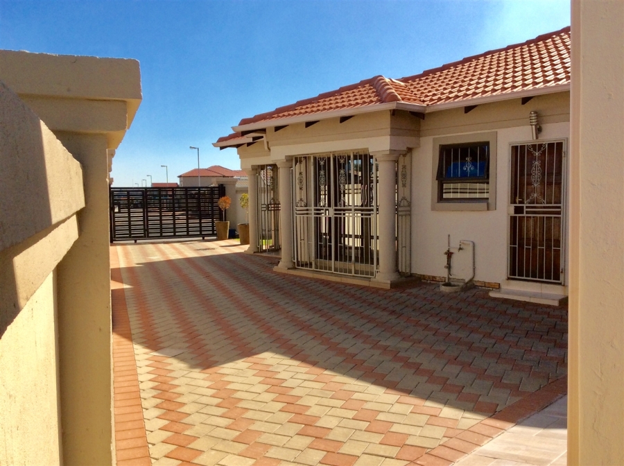3 Bedroom Property for Sale in Blue Hills Gauteng