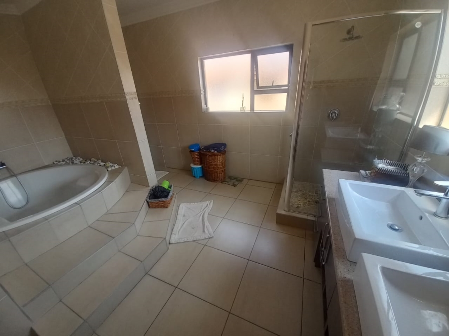 4 Bedroom Property for Sale in Vanderbijlpark SE 8 Gauteng