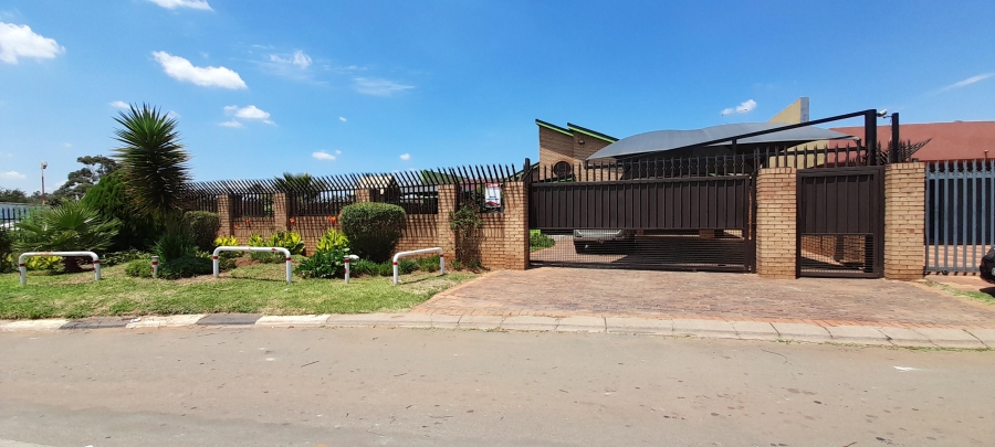 4 Bedroom Property for Sale in Lenasia Gauteng