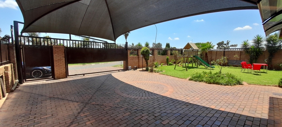 4 Bedroom Property for Sale in Lenasia Gauteng
