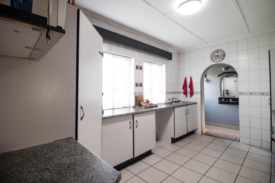 4 Bedroom Property for Sale in General Albertspark Gauteng