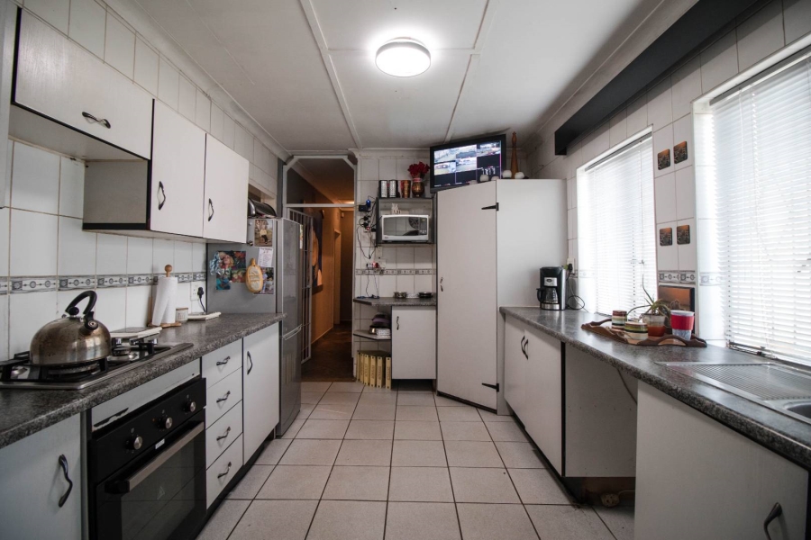 4 Bedroom Property for Sale in General Albertspark Gauteng