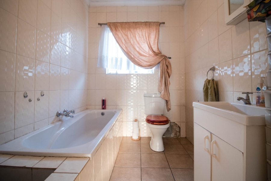 4 Bedroom Property for Sale in General Albertspark Gauteng