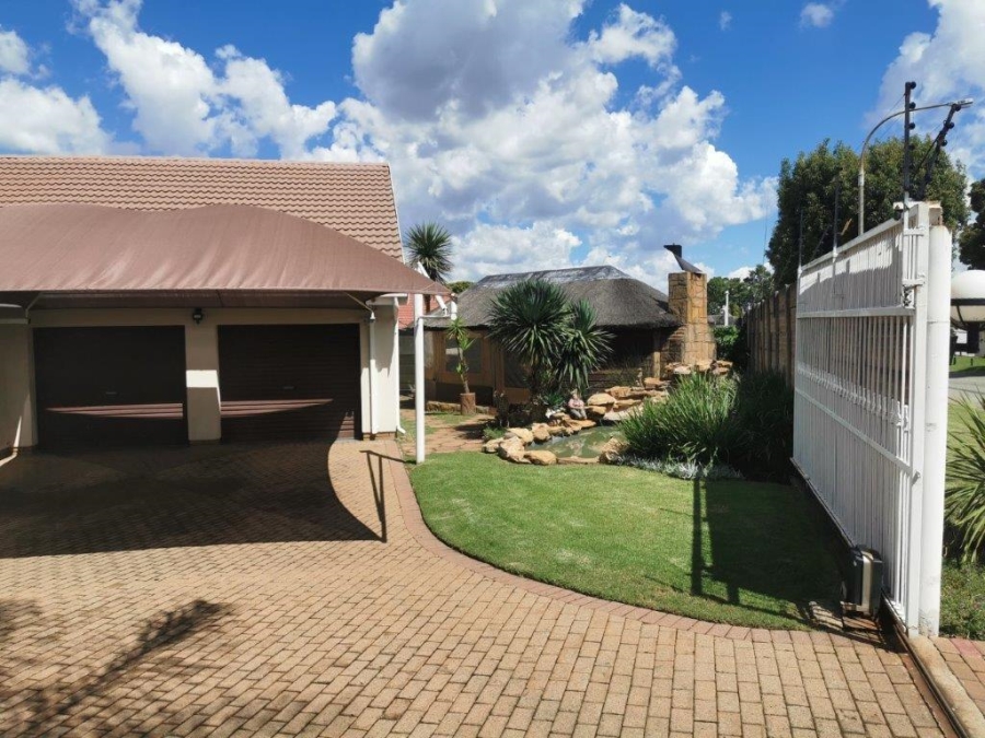 3 Bedroom Property for Sale in Brackendowns Gauteng