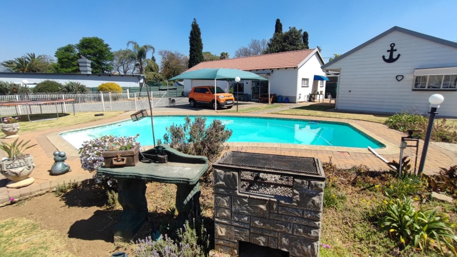 7 Bedroom Property for Sale in Brackenhurst Gauteng