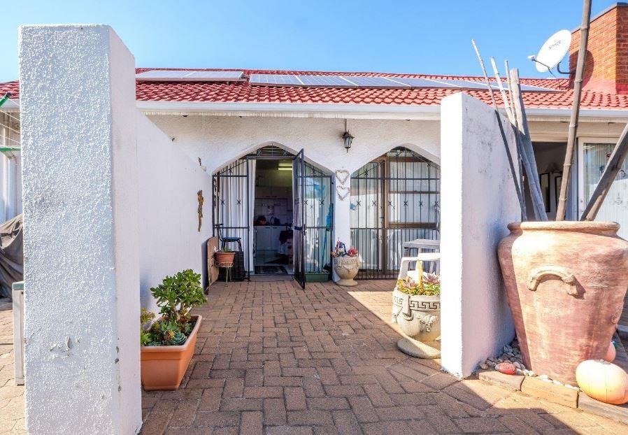 7 Bedroom Property for Sale in Brackenhurst Gauteng