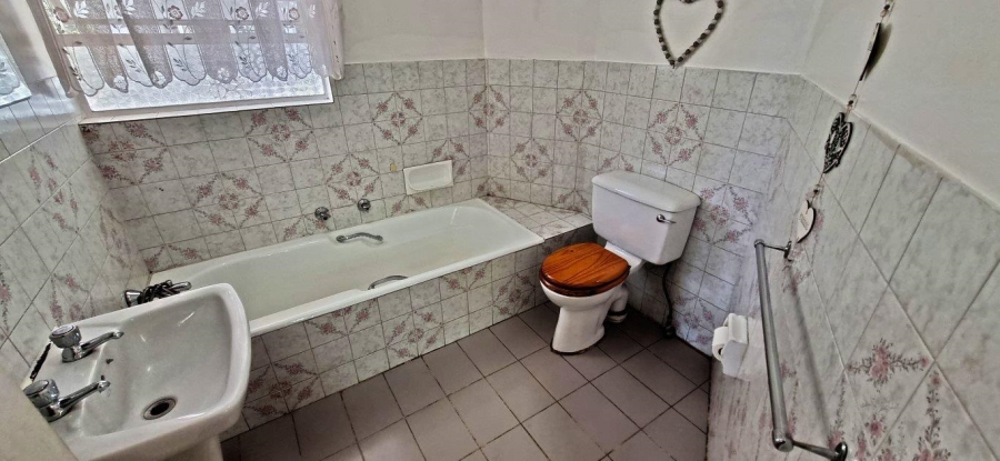 5 Bedroom Property for Sale in Verwoerdpark Gauteng