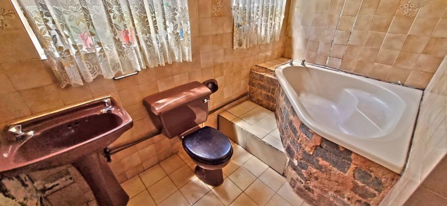 5 Bedroom Property for Sale in Verwoerdpark Gauteng