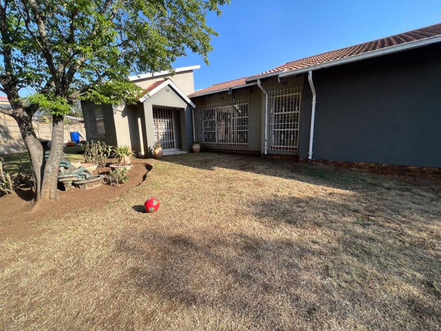 3 Bedroom Property for Sale in Brackendowns Gauteng