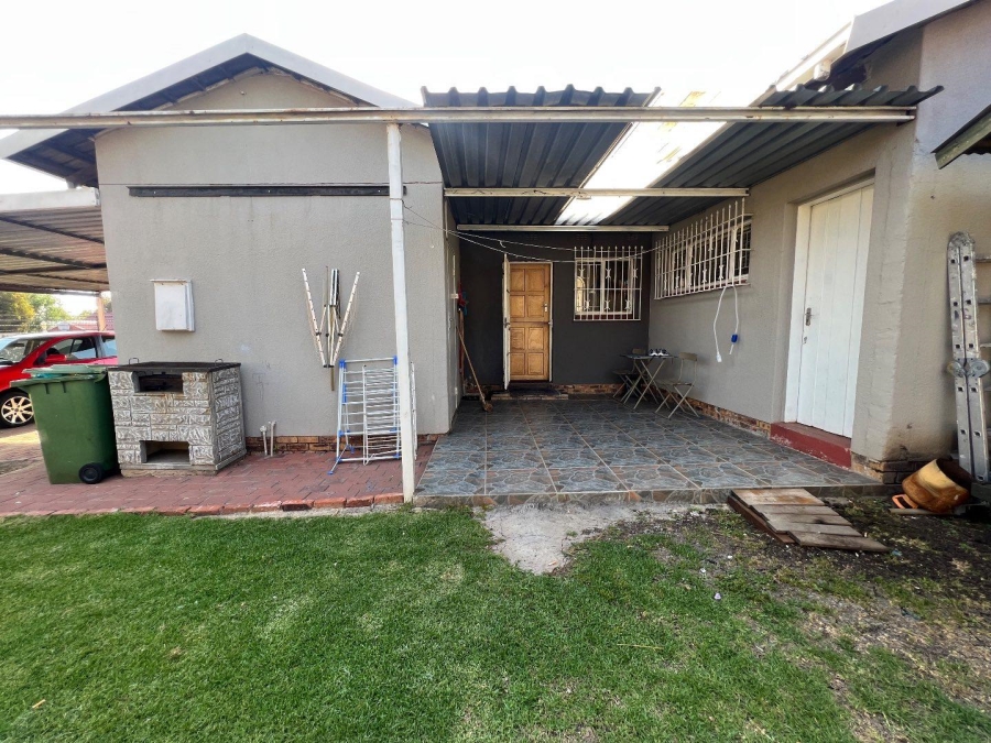 3 Bedroom Property for Sale in Brackendowns Gauteng