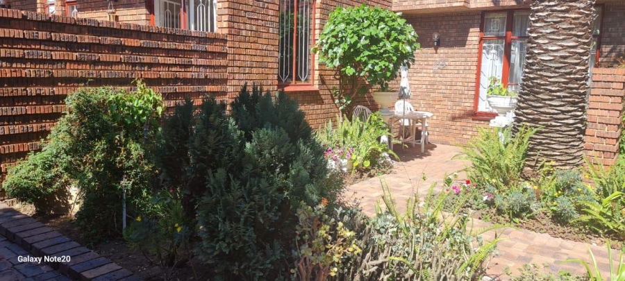 2 Bedroom Property for Sale in Linmeyer Gauteng