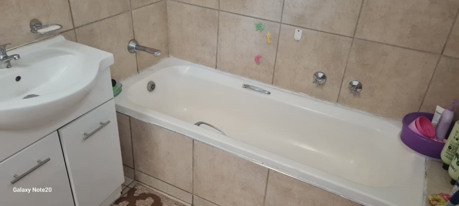 2 Bedroom Property for Sale in Linmeyer Gauteng