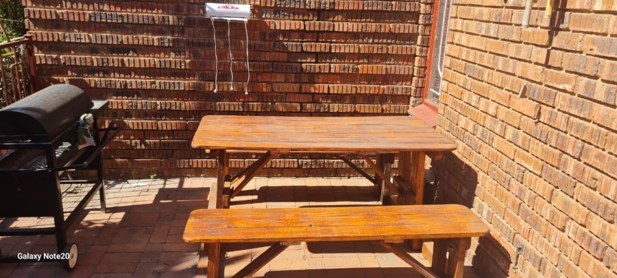 2 Bedroom Property for Sale in Linmeyer Gauteng