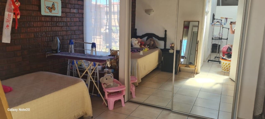 2 Bedroom Property for Sale in Linmeyer Gauteng