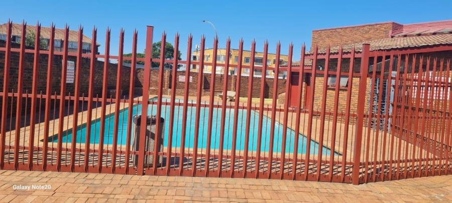 2 Bedroom Property for Sale in Linmeyer Gauteng
