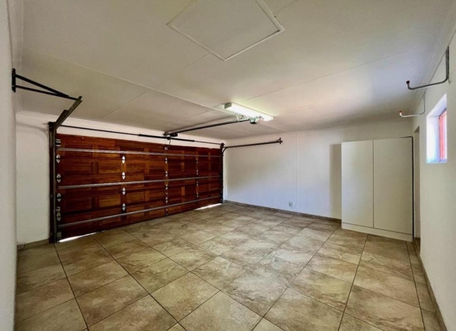 To Let 4 Bedroom Property for Rent in Greenstone Hill Gauteng