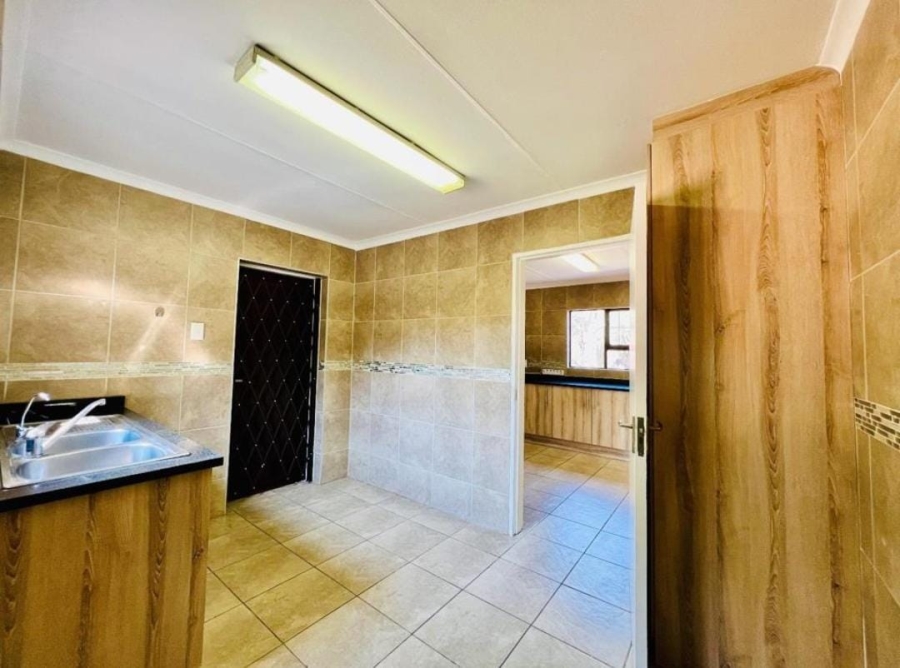 To Let 4 Bedroom Property for Rent in Greenstone Hill Gauteng