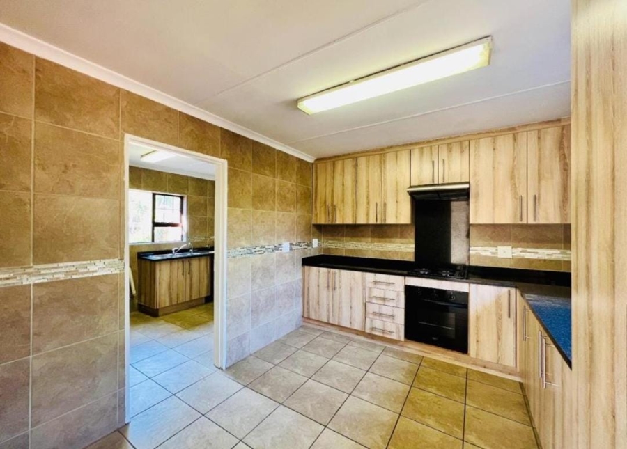 To Let 4 Bedroom Property for Rent in Greenstone Hill Gauteng