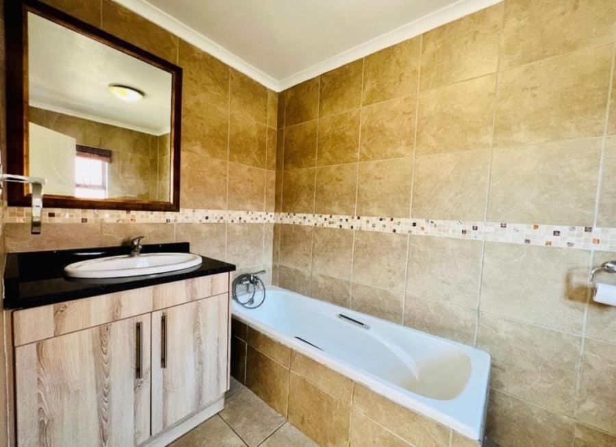 To Let 4 Bedroom Property for Rent in Greenstone Hill Gauteng